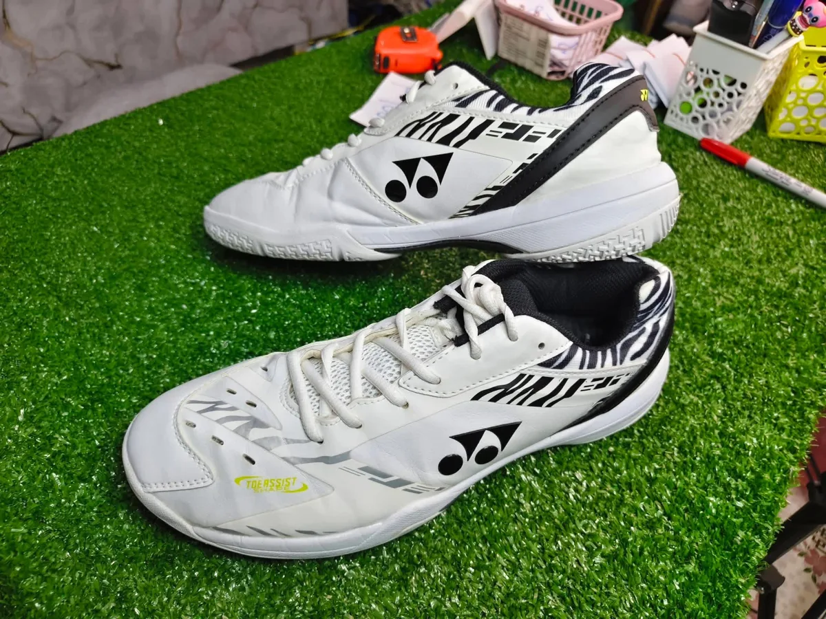 Pre-owned white court shoe from CORLIX stock